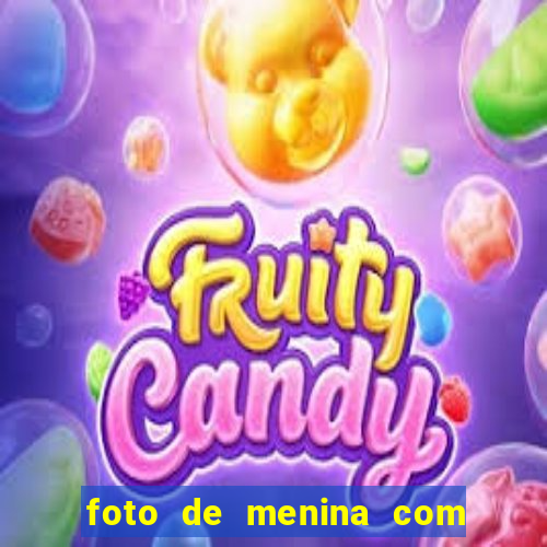foto de menina com cabelo cacheado no espelho
